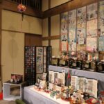 会場に展示された樫木さんの作品=岡山県真庭市で