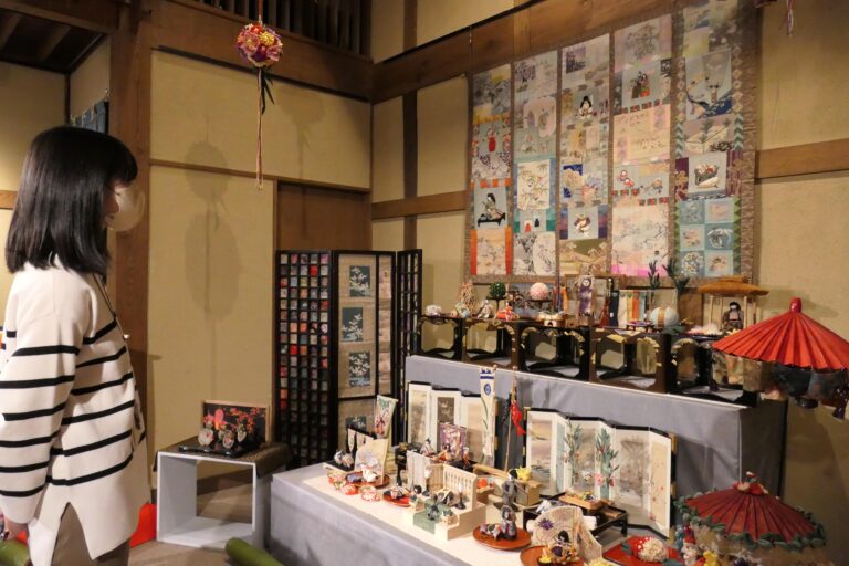 会場に展示された樫木さんの作品=岡山県真庭市で