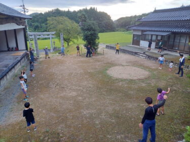 綾部神社でラジオ体操に励む子どもや地域住民＝岡山県津山市で