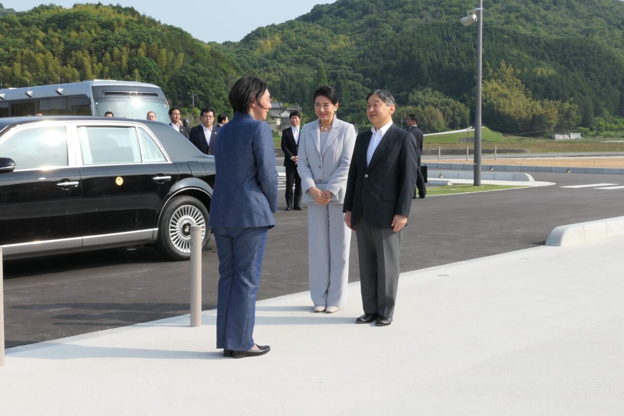 まびふれあい公園を訪問された天皇、 皇后両陛下