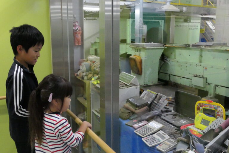 施設内を見学する子どもたち=岡山県津山市で