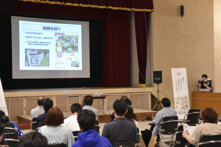 実践発表を行う勝央カープの事務局=岡山県勝央町で