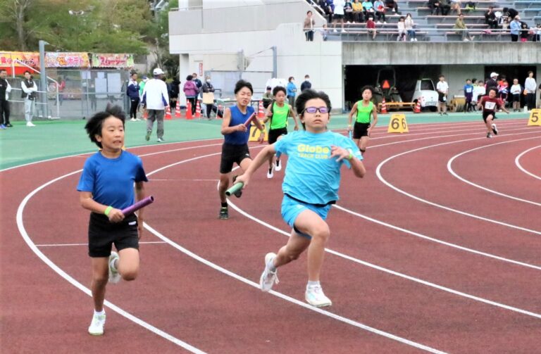 リレーカーニバルで力走する小学生たち