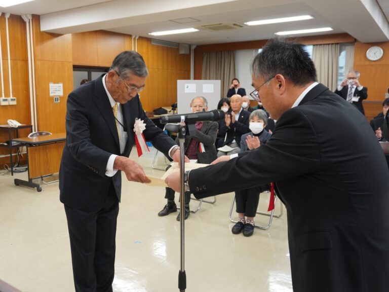 原田局長（右）から表彰を受ける功労者