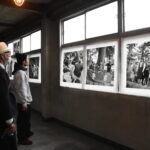 80年代の「ハレ」の写真が並ぶ写真展=岡山県津山市で