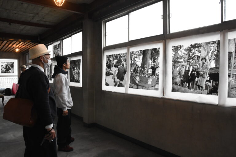 80年代の「ハレ」の写真が並ぶ写真展=岡山県津山市で