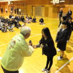 花の種を受け取る環境人権委員の児童＝岡山県津山市で