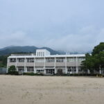 2027年度から成名小との統合が決まった清泉小=岡山県津山市で