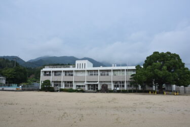 2027年度から成名小との統合が決まった清泉小=岡山県津山市で