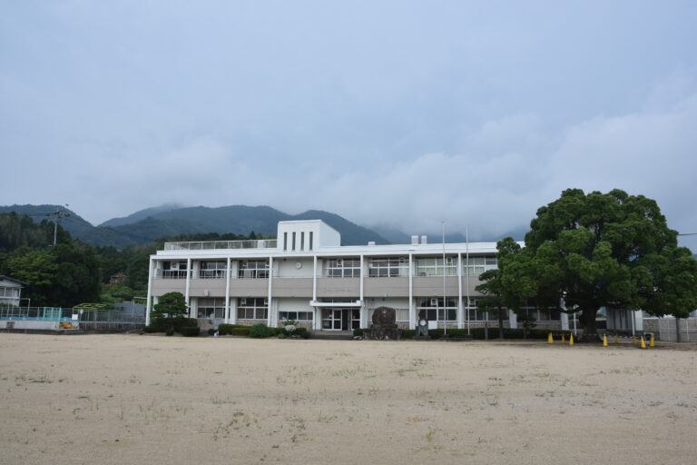 2027年度から成名小との統合が決まった清泉小=岡山県津山市で