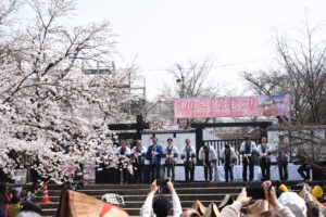 開幕を祝うテープカット＝岡山県津山市で