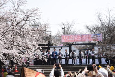 開幕を祝うテープカット＝岡山県津山市で