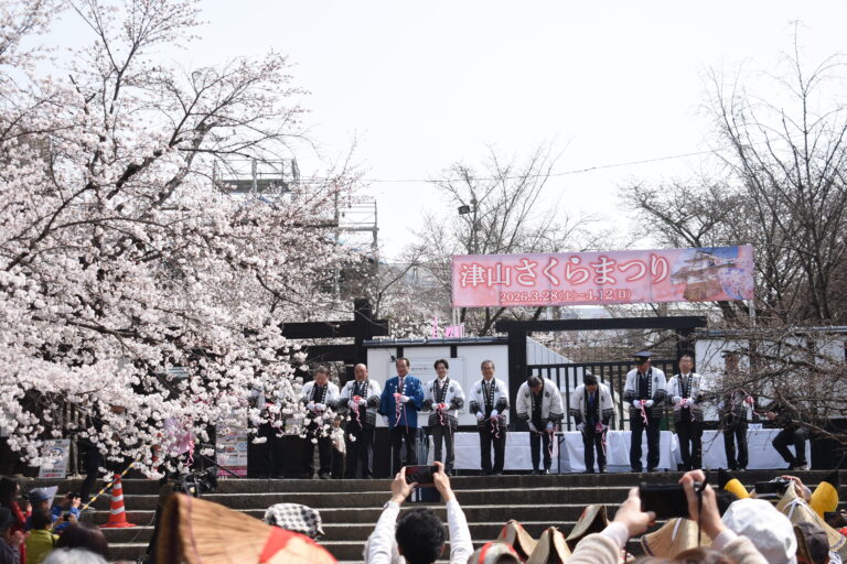 開幕を祝うテープカット＝岡山県津山市で