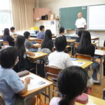 教室での地元遺族の話を聞く学習会