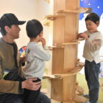 木のおもちゃで遊ぶ家族連れ＝岡山県津山市で
