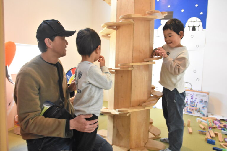 木のおもちゃで遊ぶ家族連れ＝岡山県津山市で