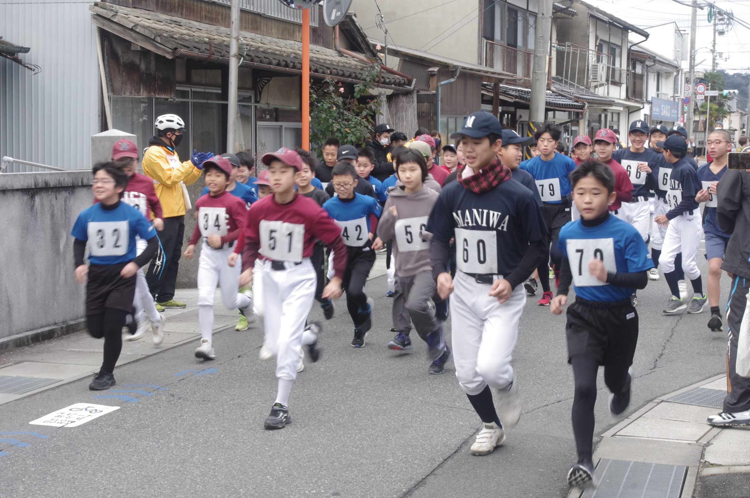 勢いよくスタートする参加者