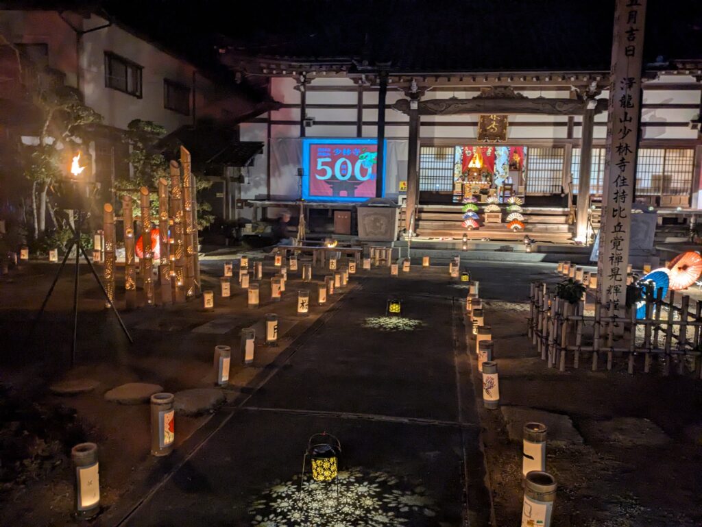 竹灯籠やランタンの明かりで彩られた境内