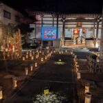 竹灯籠やランタンの明かりで彩られた境内