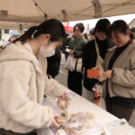 人気ベーグルを買い求める来場者=岡山県津山市で