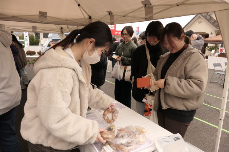 人気ベーグルを買い求める来場者=岡山県津山市で