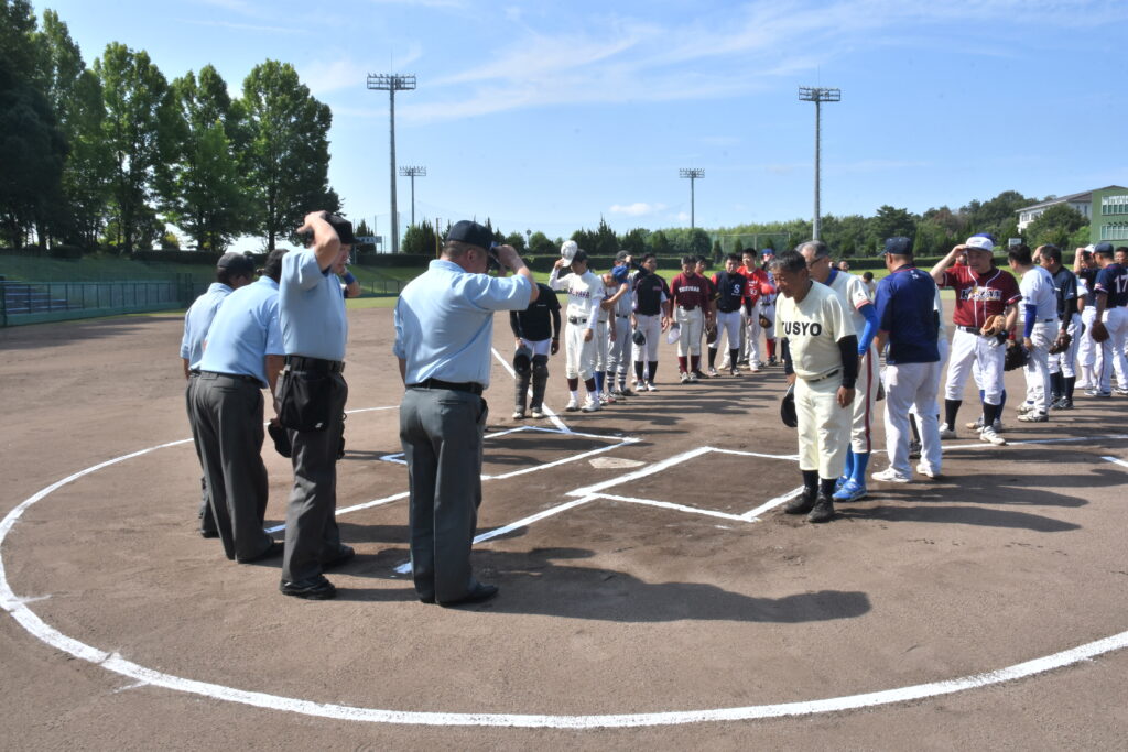 試合前互いにあいさつを交わす選手たち