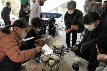 焼きおに「おいしい」　児童が収穫したお米味わう　協力者招いて「感謝祭」／岡山・津山市