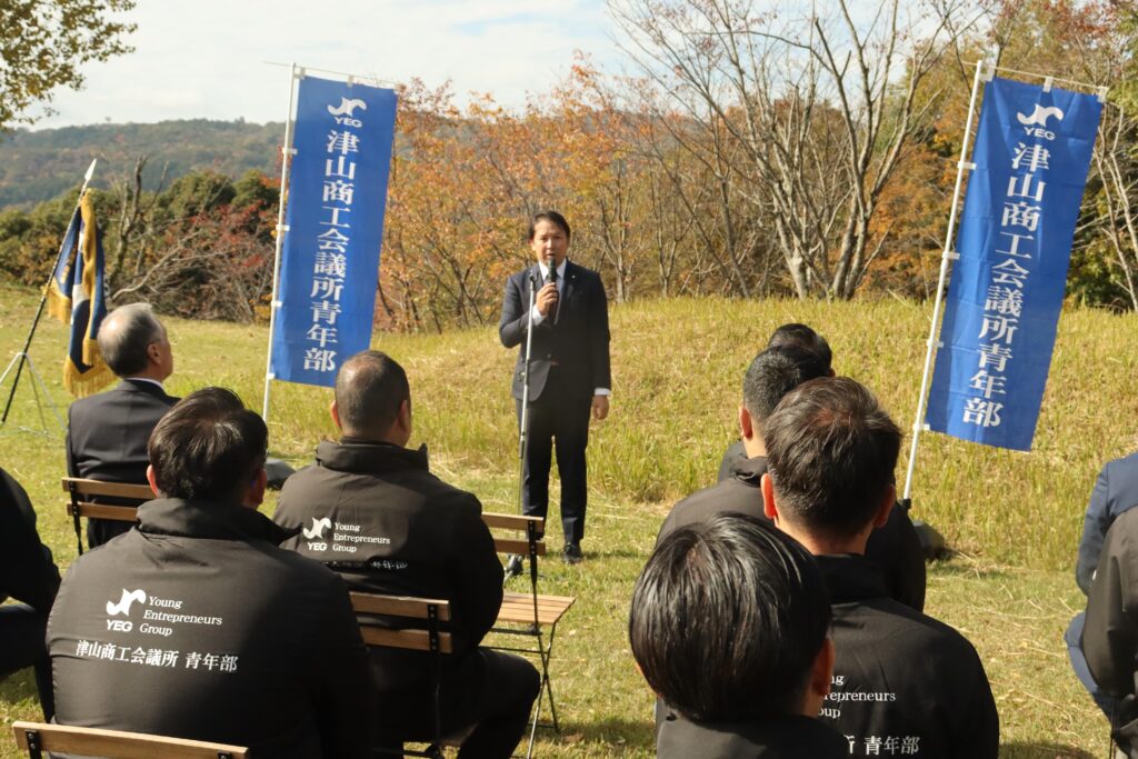 セレモニーであいさつする鳥越会長