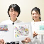 作品集を自費出版した伴秀眞さんと母親の瑞穂さん=岡山県津山市で