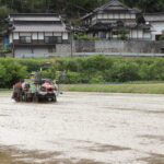 動く無人田植え機