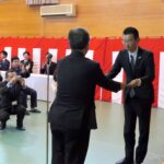 感謝状を受け取る石居社長=岡山県美作市で