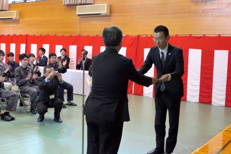 感謝状を受け取る石居社長=岡山県美作市で