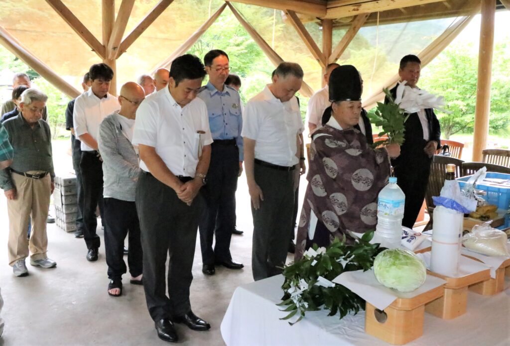 渓流茶屋で行われた滝開き神事