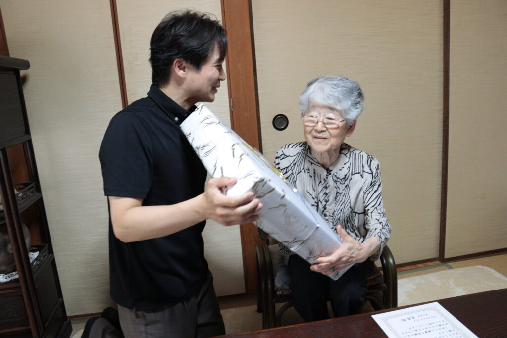 光井市長から記念品を受け取る倉田さん