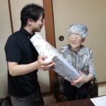 光井市長から記念品を受け取る倉田さん