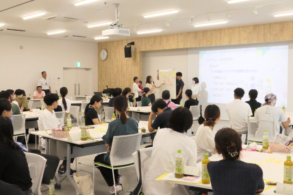 グループごとに出し合った意見をまとめて発表する参加者