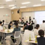 グループごとに出し合った意見をまとめて発表する参加者