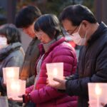 東日本大震災の犠牲者を追悼する参加者=岡山県津山市で