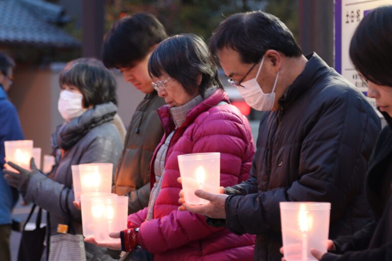 東日本大震災の犠牲者を追悼する参加者=岡山県津山市で