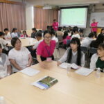 大学生の話に耳を傾ける高校生ら=大学生の話に耳を傾ける高校生ら