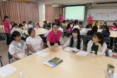 大学生の話に耳を傾ける高校生ら=大学生の話に耳を傾ける高校生ら