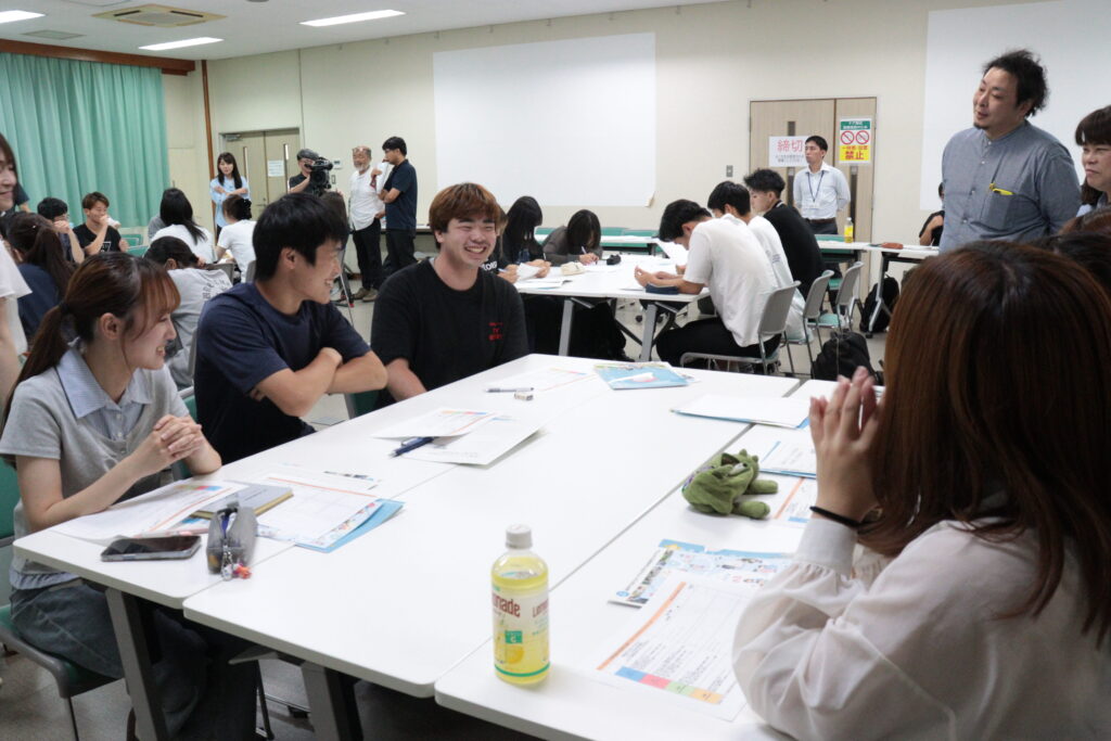 将来設計について話し合う学生たち