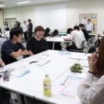 将来設計について話し合う学生たち