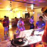 ダンスナンバーに合わせて踊る常連客ら=岡山県津山市で