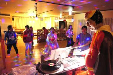 ダンスナンバーに合わせて踊る常連客ら=岡山県津山市で