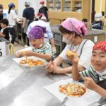 焼き立ての手作りピザを味わう参加者=岡山県津山市で