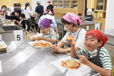 焼き立ての手作りピザを味わう参加者=岡山県津山市で