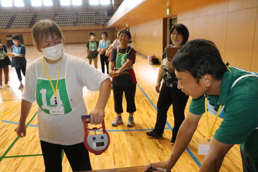 体力テストにチャレンジする参加者=岡山県津山市で