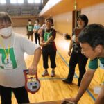 体力テストの様子=岡山県津山市で