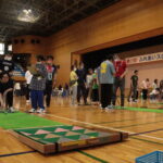 ダ・ビンゴの競技に励む選手たち＝岡山県津山市で